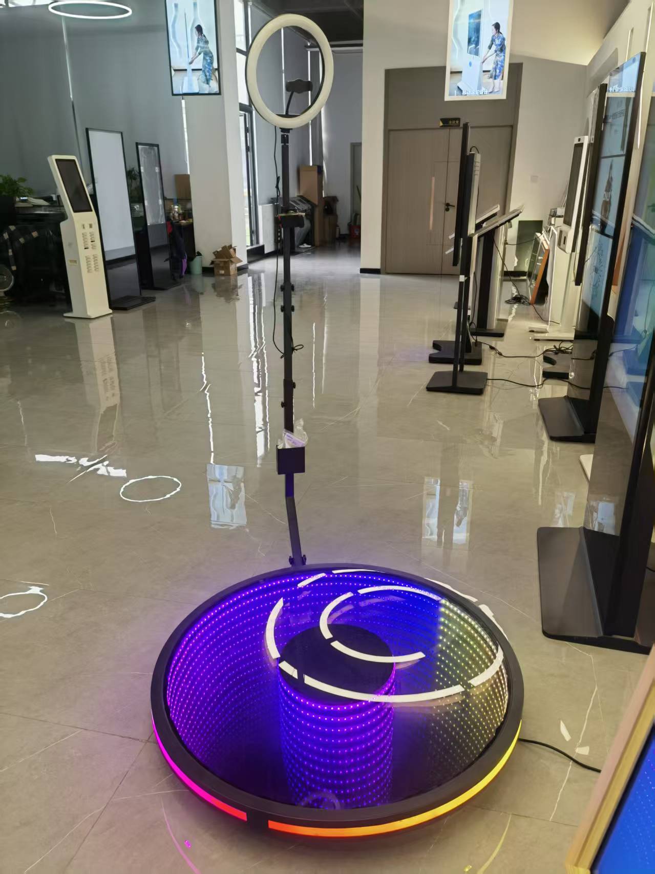 मिरर एलसीडी डिस्प्ले डिजिटल साइनेज आणि परस्परसंवाद कसा वाढवतो?